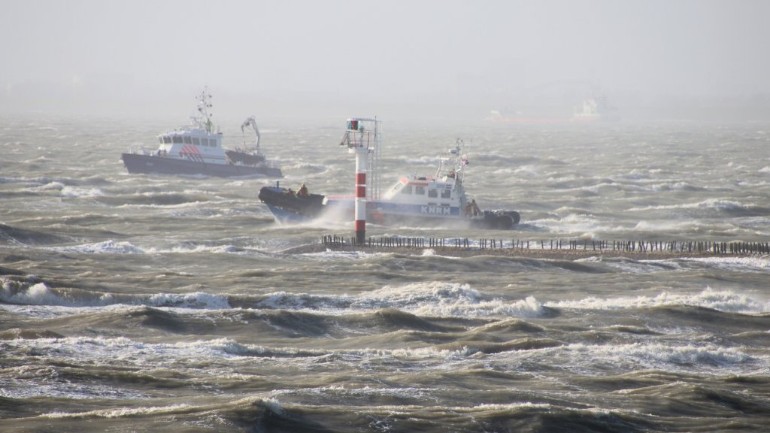 غرق سفينة هولندية بالكامل قبالة شاطيء فلسينغين والطواريء تبحث عن غريق