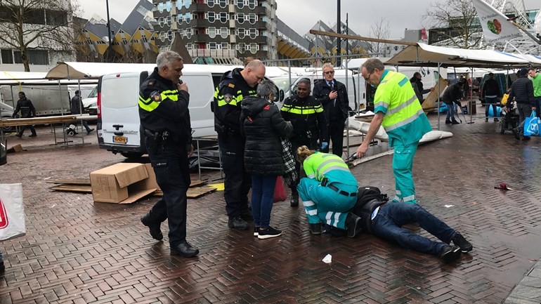 اصابة رجل بجروح بسبب تطاير الخيام في السوق الشعبي بروتردام و فرق الإطفاء مشغولة بعدة تقارير عن أضرار الرياح الشديدة