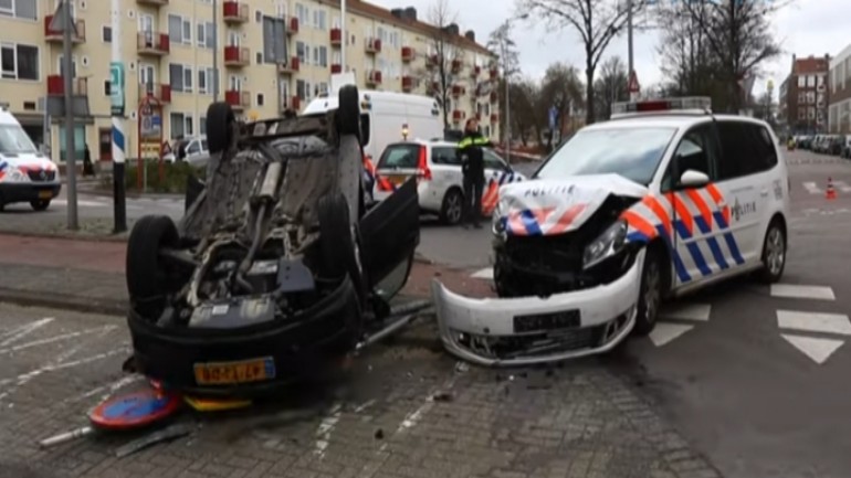 اصابة شخصين بجروح في حادث تصادم سيارة شرطة بسيارة ركاب في روتردام