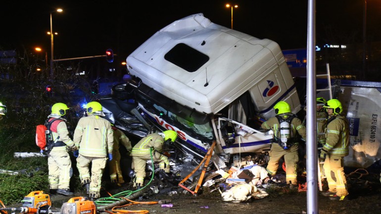 وفاة شاب واصابة أخر بجروح خطيرة في حادث تصادم مروع بين شاحنة وسيارة ركاب في روتردام
