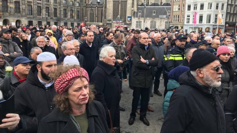وقفة تضامنية في ساحة De Dam في أمستردام مع ضحايا الهجوم الإرهابي على مسجدين في نيوزيلندا