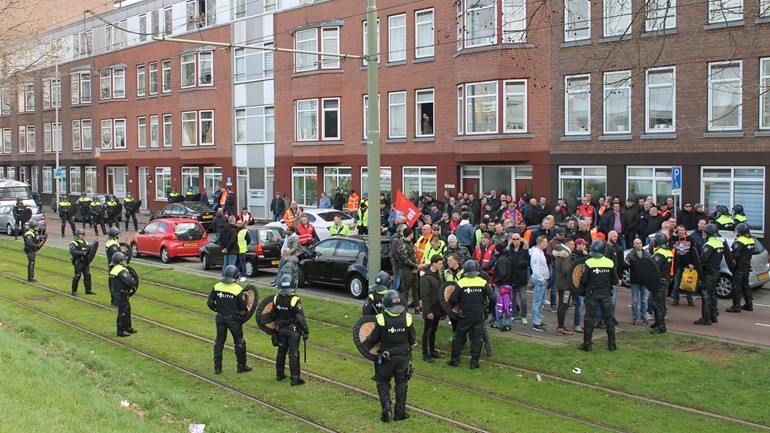 معركة كبيرة بالأيدي بين الشرطة والمتظاهرين في روتردام
