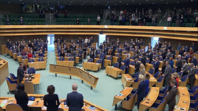 أعضاء البرلمان الهولندي يقفون دقيقة صمت على أرواح ضحايا أوتريخت ونيوزيلندا - فيلدرز يطلب استقالة وزير الأمن والعدل