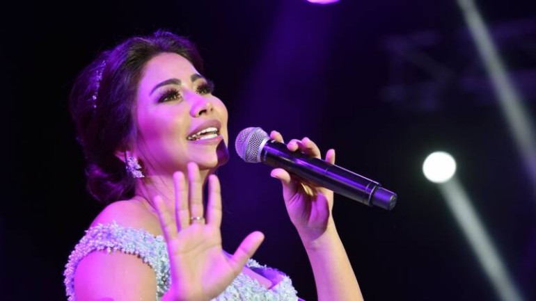 منع المطربة شيرين من الغناء في مصر بعد إنتقادها للرقابة على حرية التعبير في بلدها 