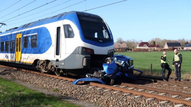 قطار يصدم سيارة على معبر السكة الحديدية كانت تقودها أم برفقة طفلتها في بريدا
