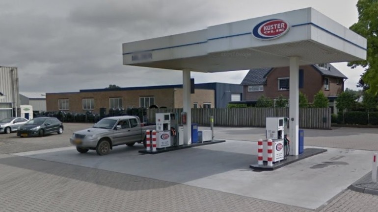 عدد من سائقي السيارات يملئون خزانات الوقود بالمازوت بدلا عن البنزين بسبب خطأ المحطة