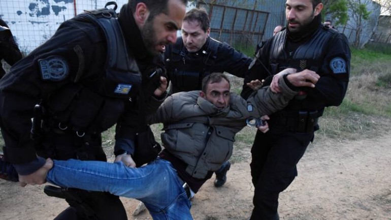 اشتباكات بين اللاجئين والشرطة اليونانية في سالونيك عند محاولتهم العبور إلى مقدونيا