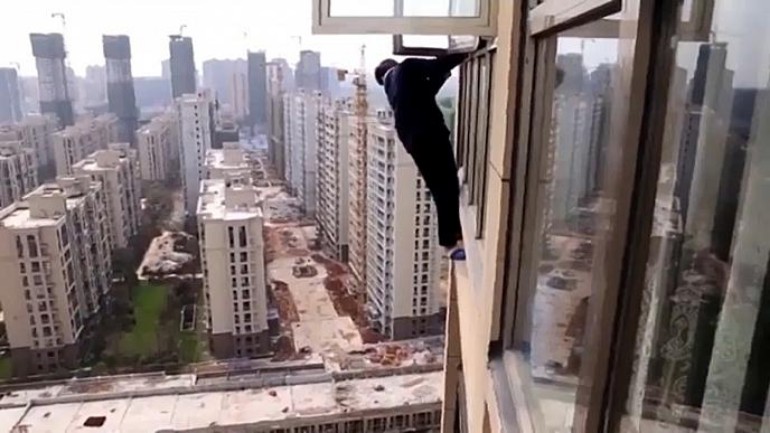 بالفيديو - لص يحاول الهرب من الشرطة بتسلقه نافذة الطابق 22 فماذا كانت النتيجة؟