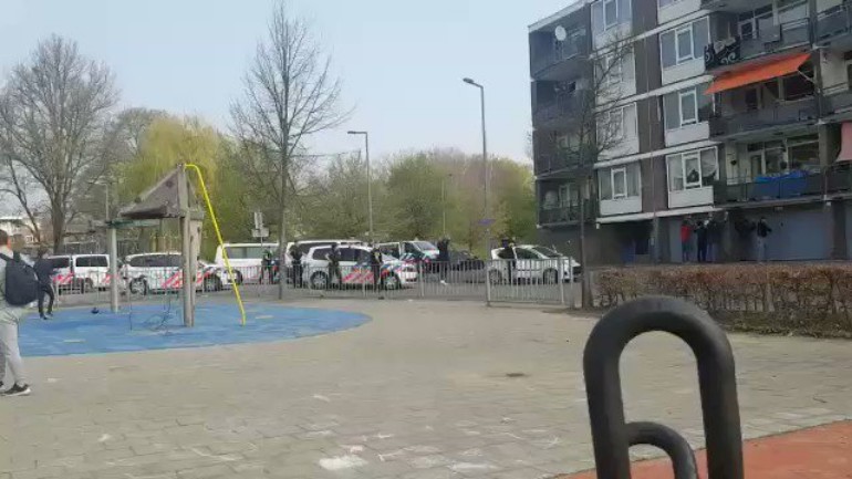 14 سيارة شرطة ذهبت للقبض على صبي يحمل سلاح مزيف في روتردام