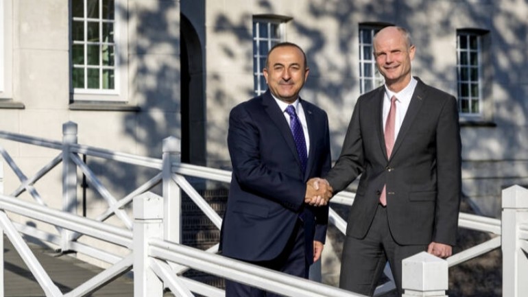 زيارة وزير خارجية تركيا إلى هولندا والطرفان يؤكدان على استعادة العلاقات القوية