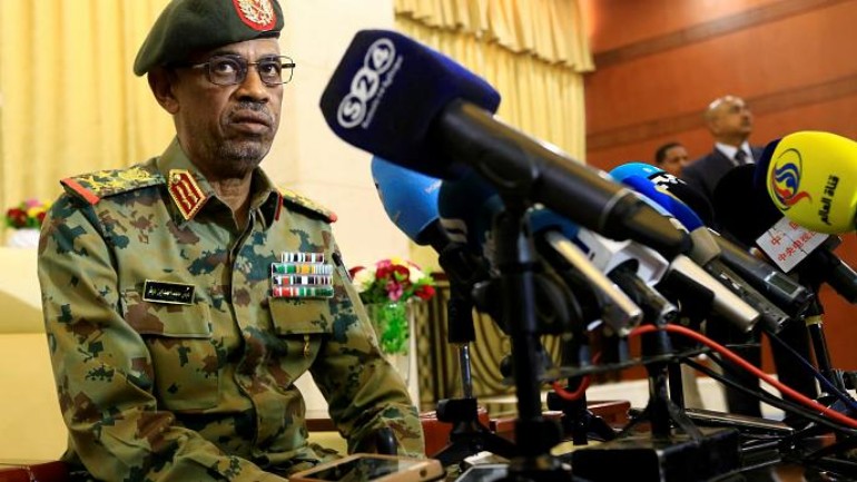 من هو الفريق عوض بن عوف الذي أقال عمر البشير من رئاسة السودان ؟