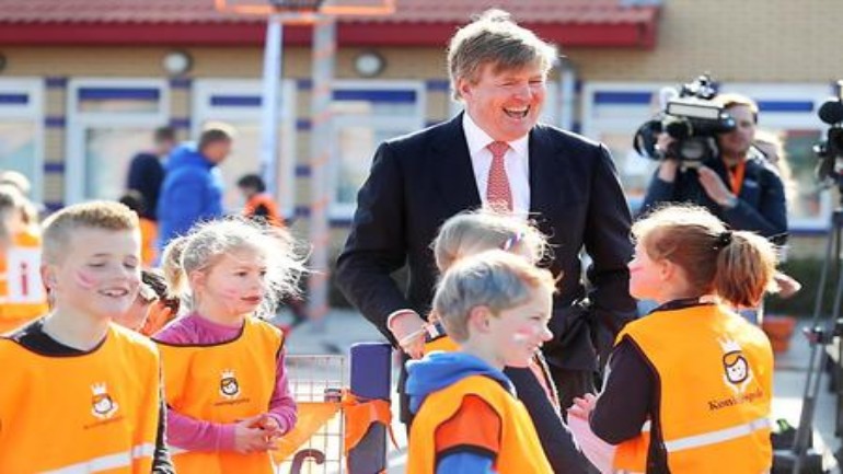 الملك يزور مدرسة ابتدائية ويتناول طعام الإفطار ويلعب مع الأطفال في يوم ألعاب الملك بفريسلاند