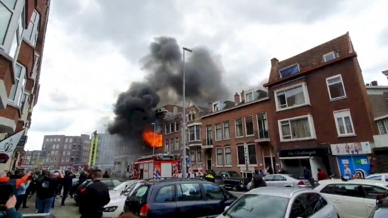 حريق كبير في مبنى سكني في روتردام - أحد السكان قفز من النافذة