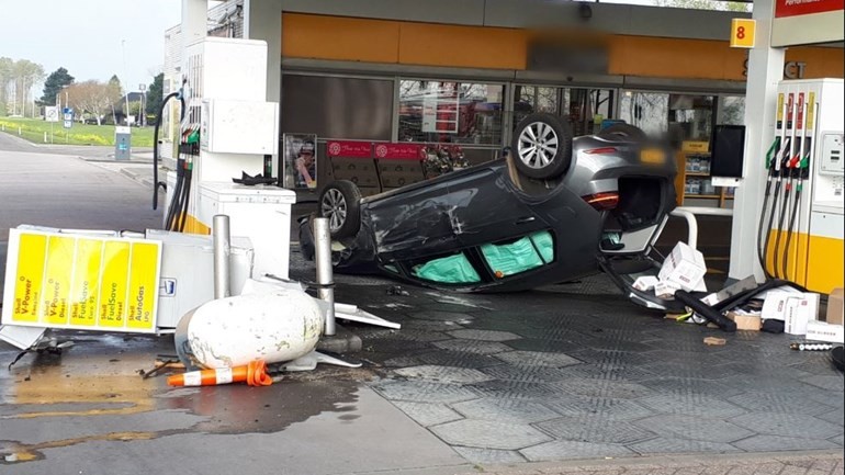 اصابة امرأة بجروح طفيفة جراء انقلاب سيارتها في محطة وقود في خيلديرلاند