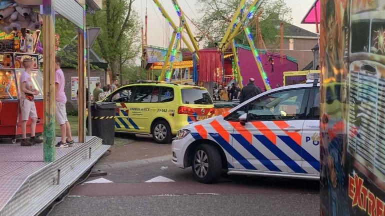 سقوط طفل يبلغ من العمر 5 سنوات من عربة قطار دوار في kermis هيلدن بليمورخ
