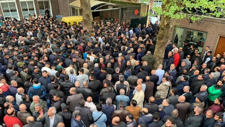الجالية التركية في دانهاخ تودع الشقيقين وابن عمهم والعريس في جنازة كبيرة