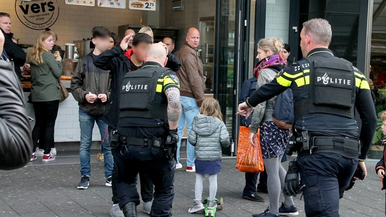 الشرطة تلقي القبض على صبي يحمل سلاحا ناريا مزيفا ونقود مزيفة في مركز تسوق Beurs في روتردام
