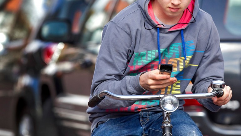 غرامة باهظة لاستخدام الهاتف المحمول أثناء قيادة الدراجة بدءا من 1 يوليو