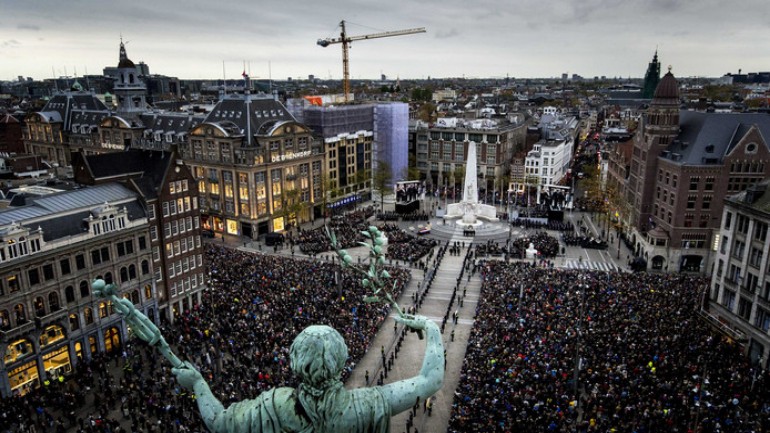 الناس يتدفقون لساحة De Dam في أمستردام لإحياء ذكرى ضحايا الحرب العالمية الثانية