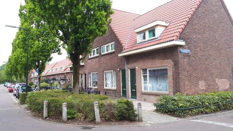 مجموعة كبيرة من الأشخاص يعتدون على عائلة سورية بمنزلهم في مدينة أنشخيدة الهولندية