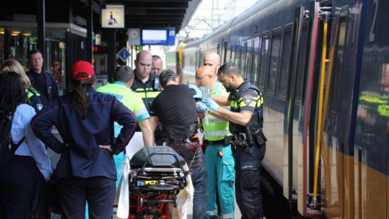 امرأة تطعن رجل بسكين في محطة قطار هولاند سبور في دانهاخ