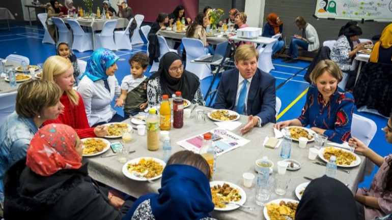 الملك الهولندي Willem-Alexander يشارك المسلمين طعام الإفطار الرمضاني في Den Haag