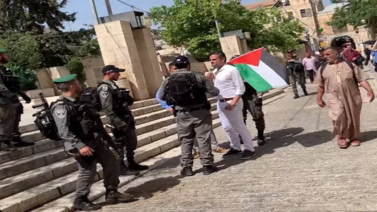 القوات الإسرائيلية تعتقل زعيم حزب Denk و النائب في البرلمان الهولندي توناهان كوزو لرفعه العلم الفلسطيني في القدس