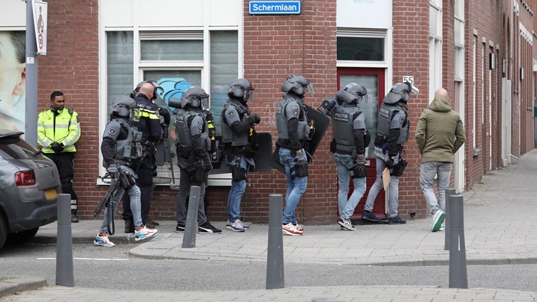 فريق القوات الخاصة يداهم منزل في روتردام لاحتمال احتجاز رهينة