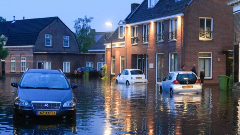 الكثير من الإزعاج مساء البارحة بسبب العواصف والفيضانات في شرق وجنوب شرق هولندا