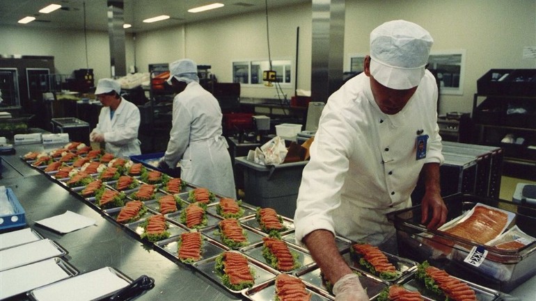 المحكمة ترفض قرار طرد موظفة في شركة تقديم الطعام في مطار سخيبول لأنها تذوقت اللحم