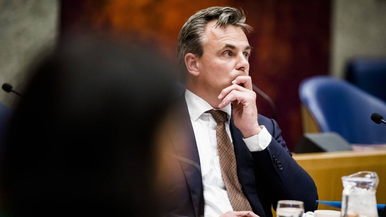 استقالة وزير الدولة الهولندي لشؤون اللجوء أمام البرلمان بسبب اخفاء الجرائم الخطيرة التي ارتكبها طالبو اللجوء