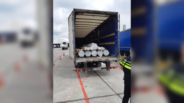 اكتشاف 14 مهاجر غير شرعي في مقطورة شاحنة في ميناء روتردام