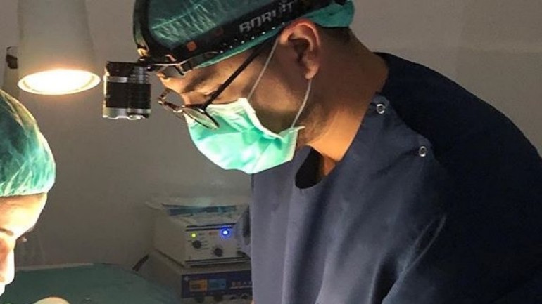 طبيب في نيميخن يجري عمليات الطهور للأطفال بالمجان في شهر رمضان