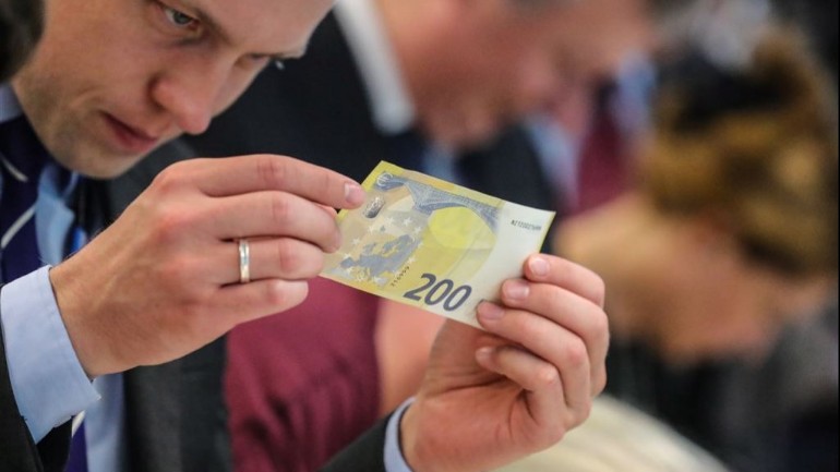 طرح أوراق نقدية جديدة من فئة مائة ومائتي يورو في التداول بميزات جديدة و أحجام مختلفة عما سبقها