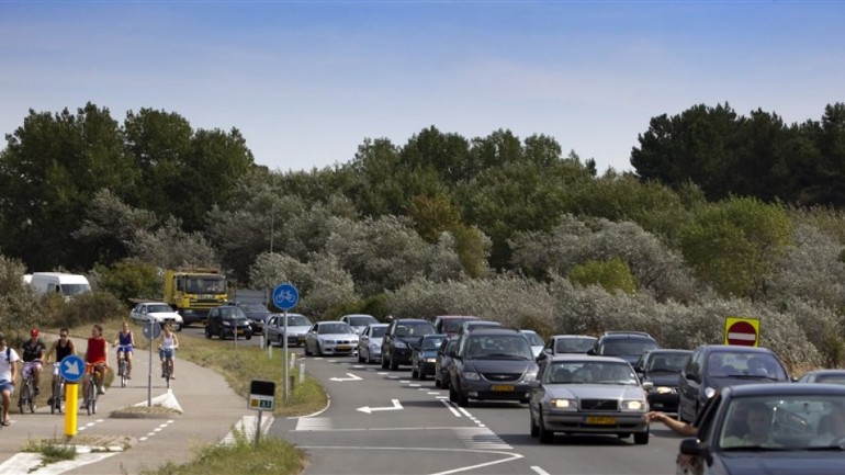 ازدحام كبير واختناقات مرورية على الطرق المؤدية للشواطيء والبحيرات الهولندية