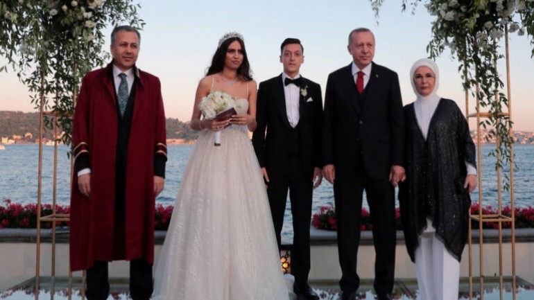 نجم كرة القدم الألماني أوزيل يتزوج بحفل زفاف ضخم في اسطنبول وأردوغان شاهد على عقد قرانه