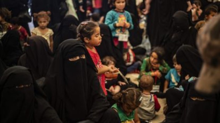 هولندا ستستعيد طفلين يتيمين كان أهلهما مع داعش من شمال شرق سوريا