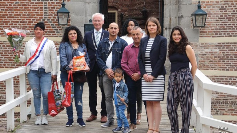 بلدية Wijchen في خيلديرلاند تحتفل بمنح الجنسية الهولندية لثمانية مقيمين