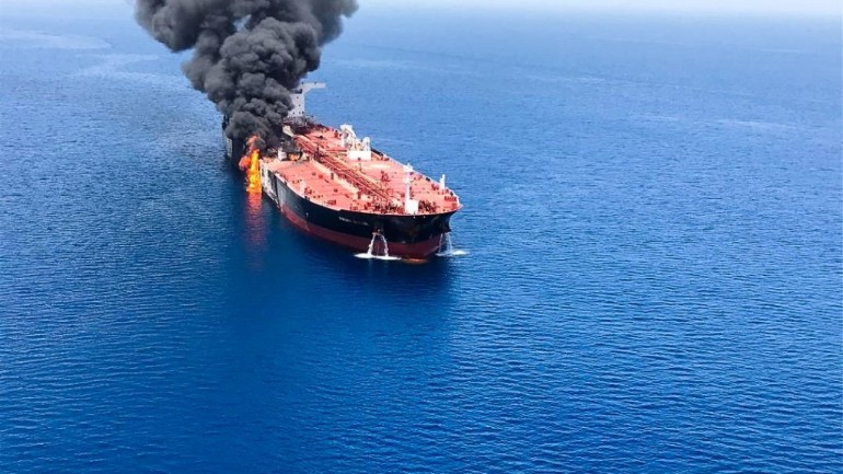 سفينة هولندية تنقذ طاقم ناقلة النفط التي انفجرت في خليج عمان