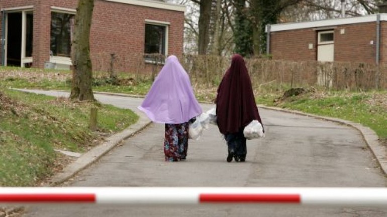 فشل اعادة الألاف من طالبي اللجوء المرفوضين من هولندا بسبب عدم قبول بلدانهم الأصلية