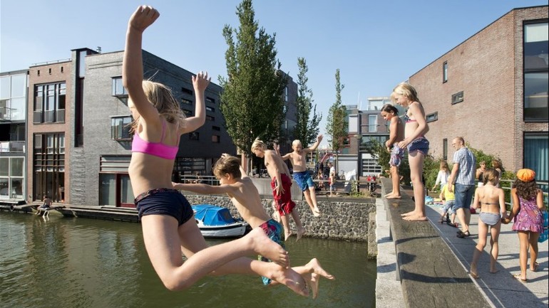 الإنقاذ الهولندي يحذر: لا تسبح في الأنهار وأمام السدود ولا تقفز عن الجسور