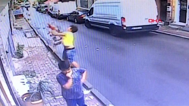 شاب جزائري ينقذ طفلة سورية سقطت من نافذة منزلها في تركيا