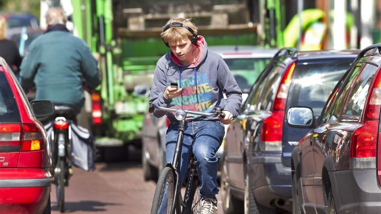 فرض العديد من الغرامات في أول يوم لتطبيق حظر استخدام الهاتف أثناء قيادة الدراجات