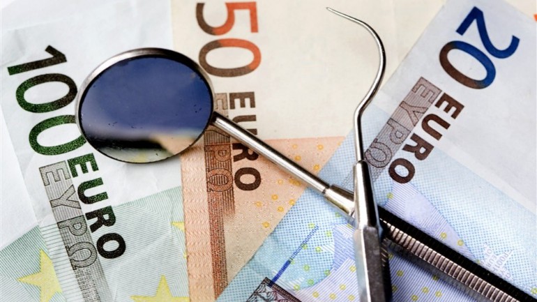 موظفة إدارية في عيادة تقويم الأسنان تختلس مئتا ألف يورو ثم تطعن بقرار فصلها وتطالب بالتعويض