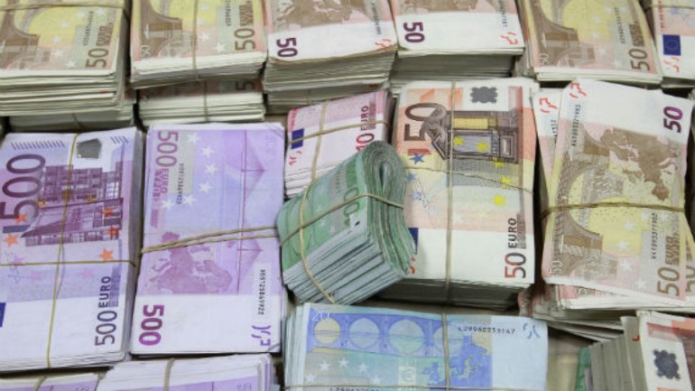 الشرطة تكتشف أكثر من نصف مليون يورو في صندوق سيارة نقل في رويرموند