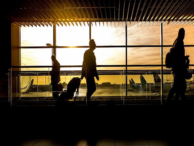 مسافر بريطاني يحمل وزنا زائدا في المطار - ماذا فعل للسفر بكامل أمتعته دون دفع المزيد من الأموال؟