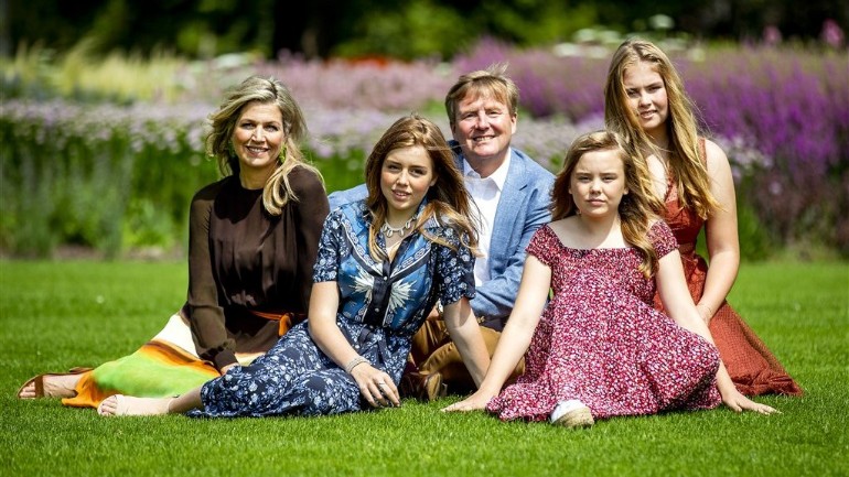 جلسة التصوير الصيفية الأولى للعائلة الهولندية المالكة في القصر الجديد في دانهاخ