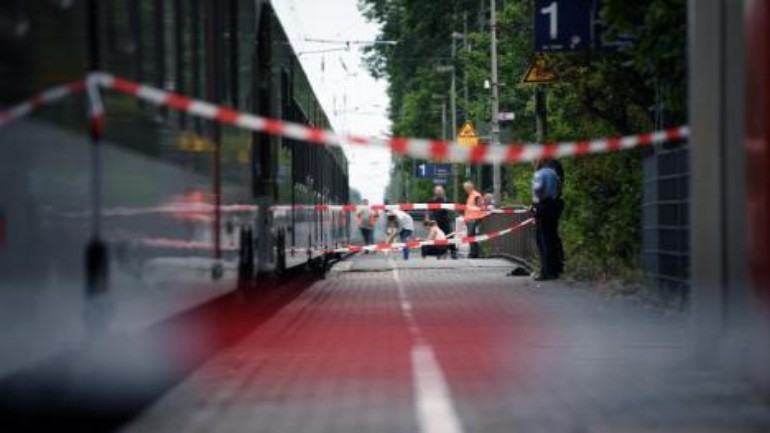 مقتل امرأة دهسا بالقطار بعد دفعها من رجل على السكة الحديدية في ألمانيا