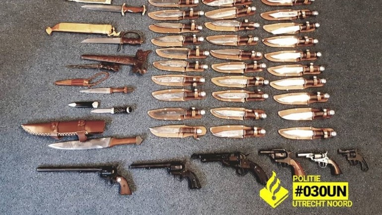 سكاكين وأسلحة نارية مقلدة معروضة للبيع في سوق المستعمل في أوتريخت