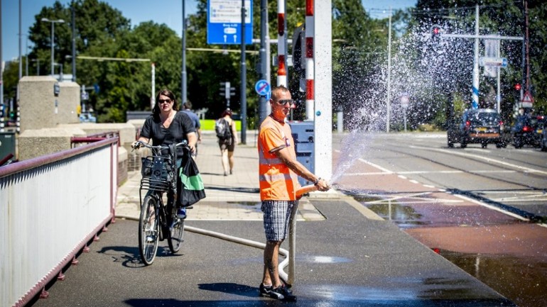 تدابير اضافية على السكك الحديدية وطرق السيارات لمواجهة موجة الحر الشديدة في هولندا